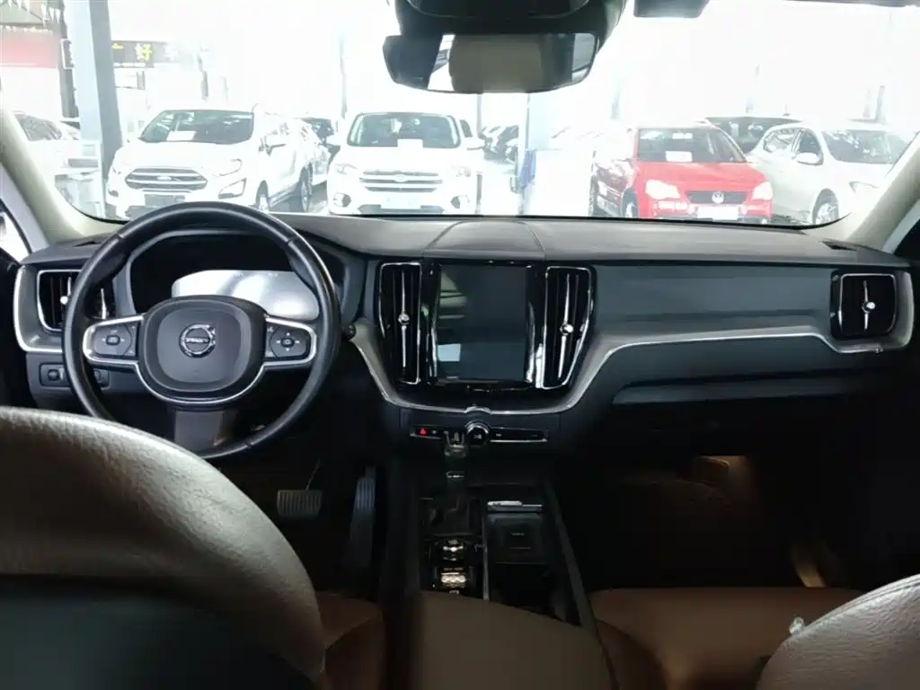 Volvo XC60 2019 — фото 10