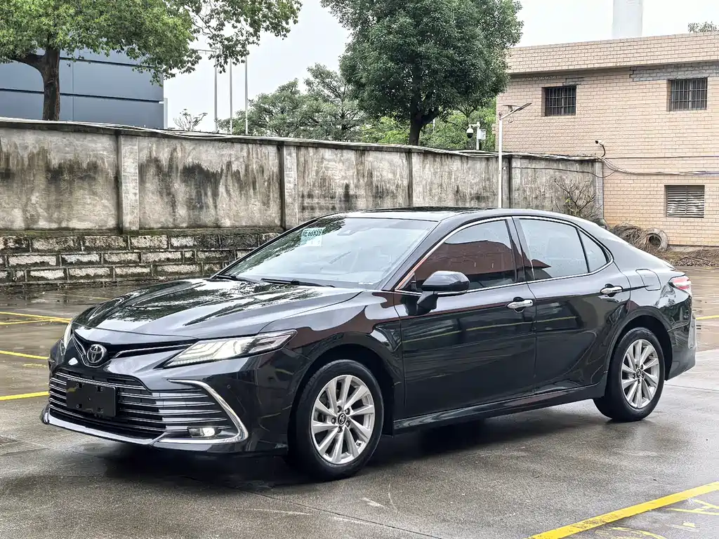 Toyota Camry 2022 — фото 1