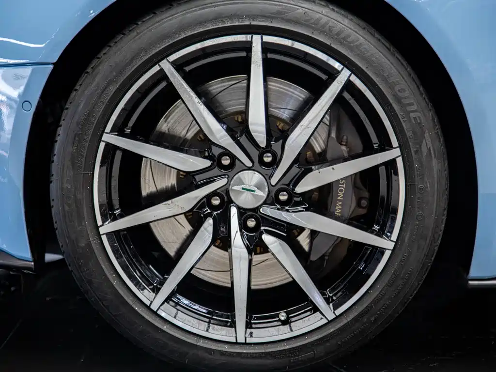 Aston Martin DB11 2019 — фото 15