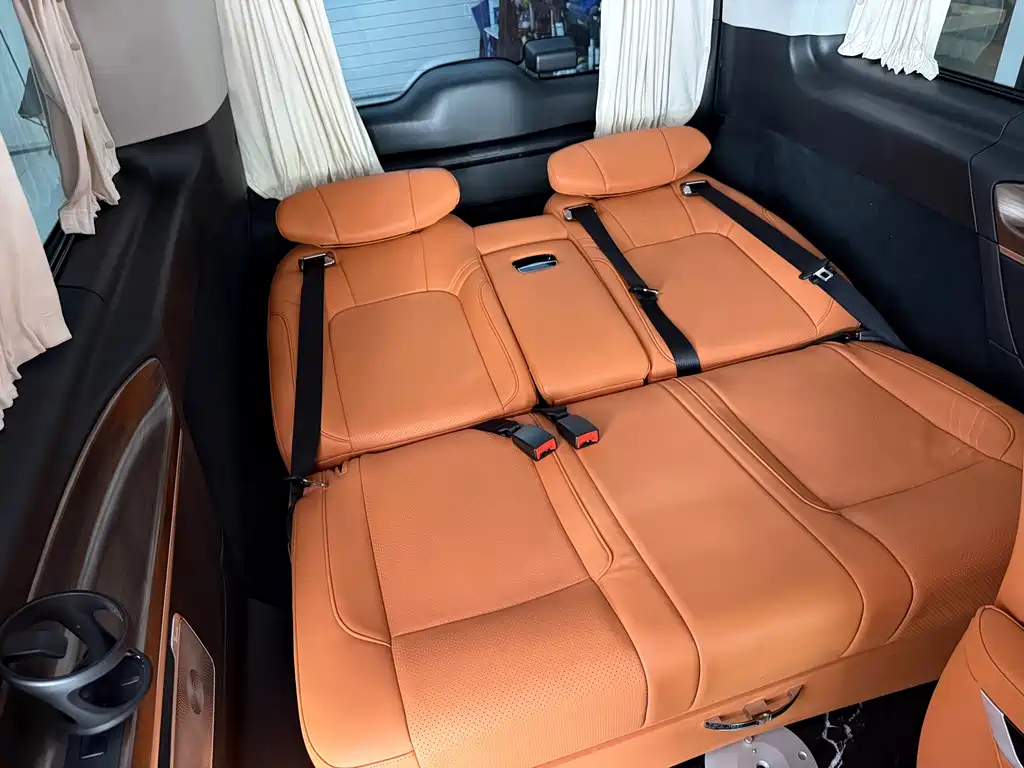 Mercedes-Benz V-Class 2023 — фото 8