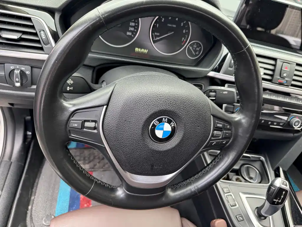 BMW 3 Series 2018 — фото 11