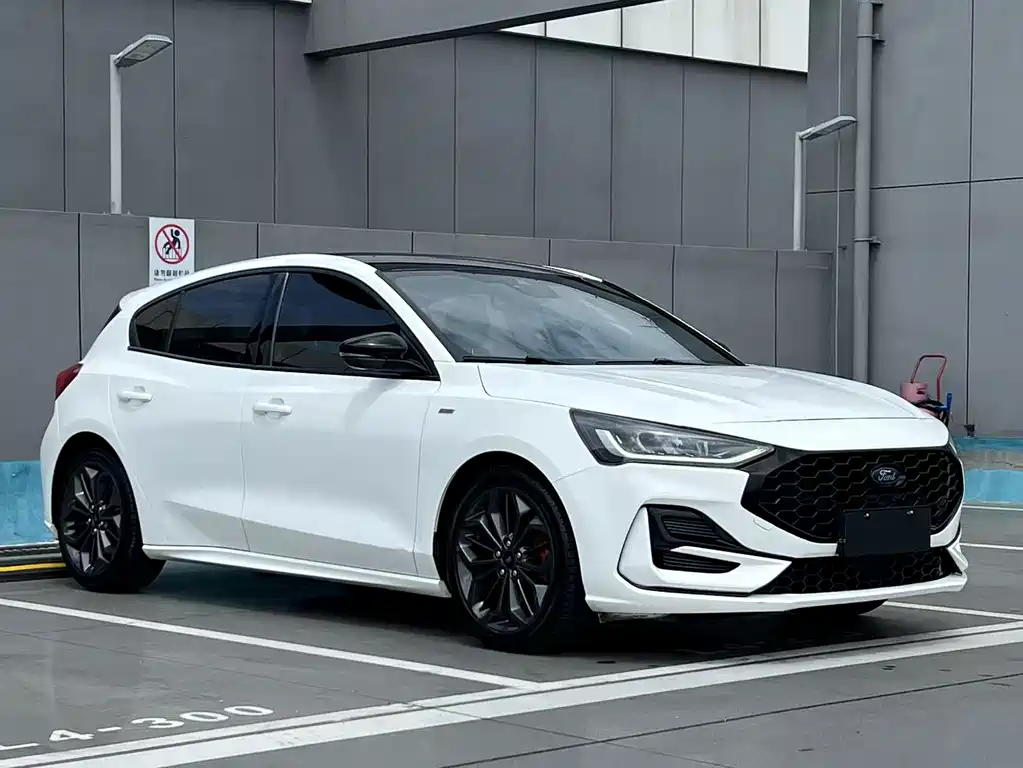 Ford Focus 2022 — фото 1