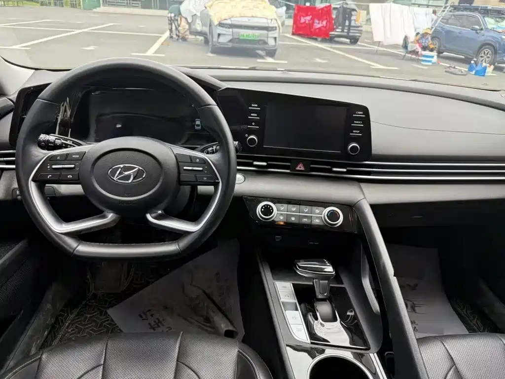 Hyundai Elantra 2023 — фото 13