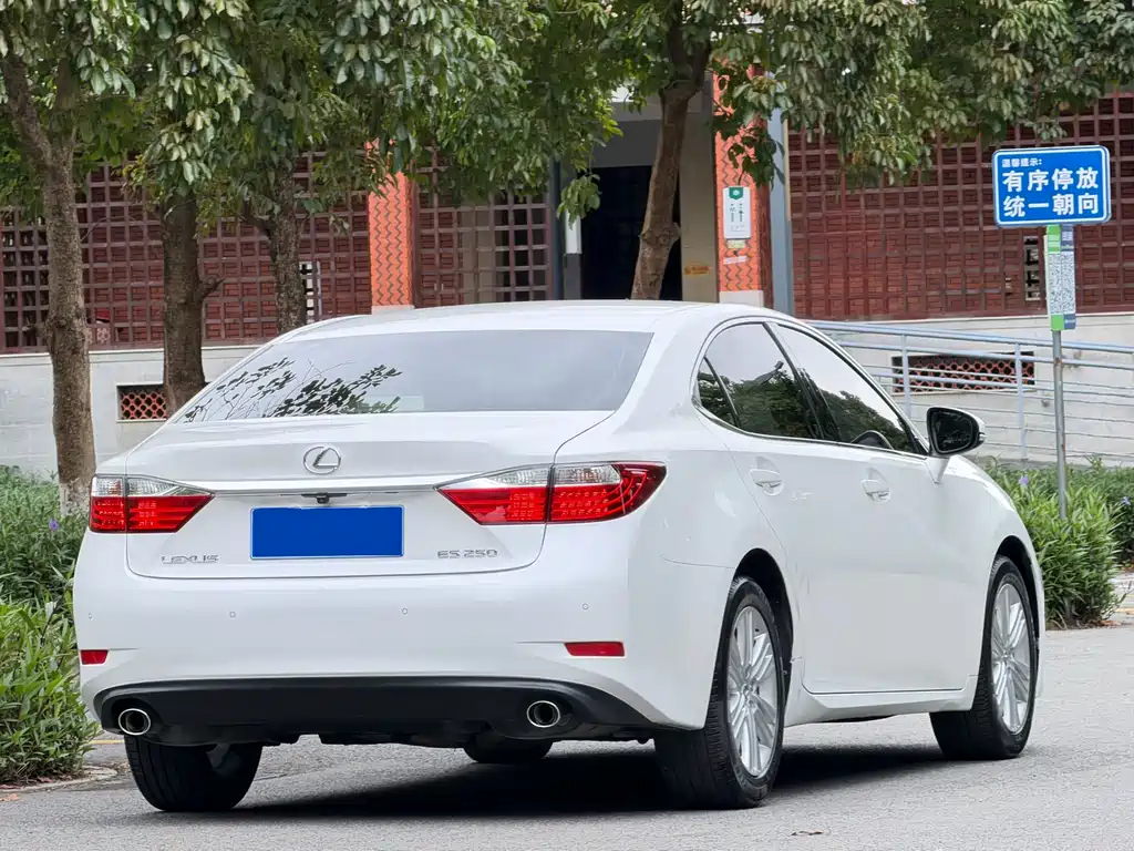 Lexus ES 2014 — фото 4