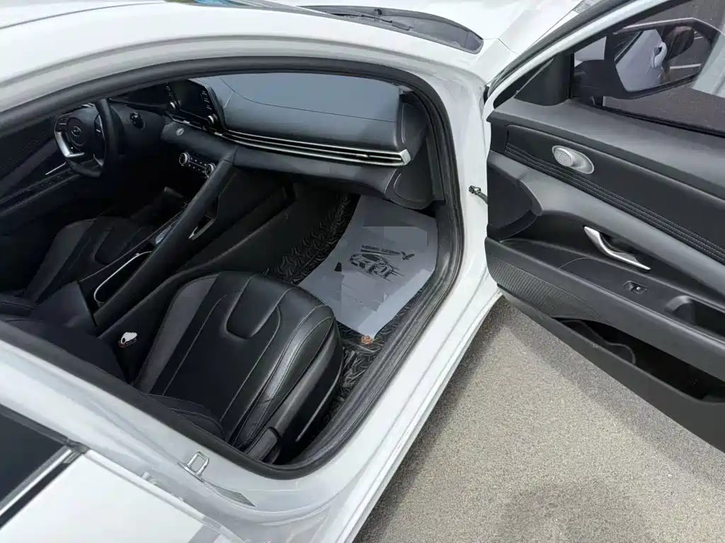 Hyundai Elantra 2023 — фото 11