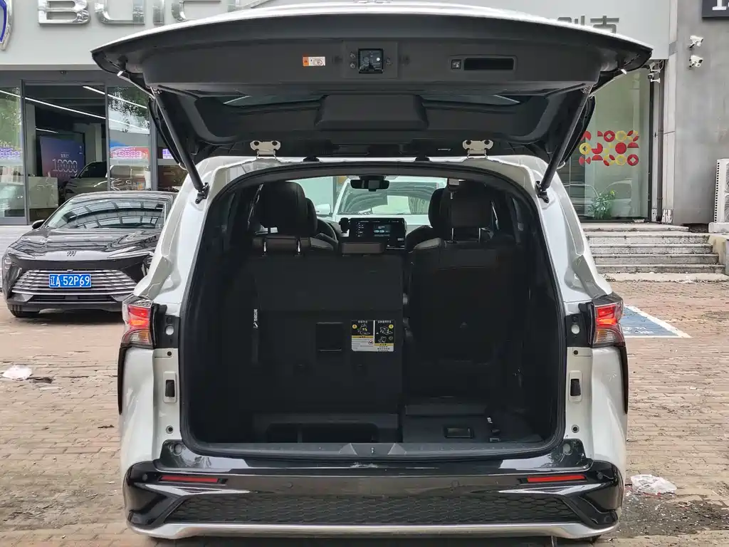 Toyota Granvia 2025