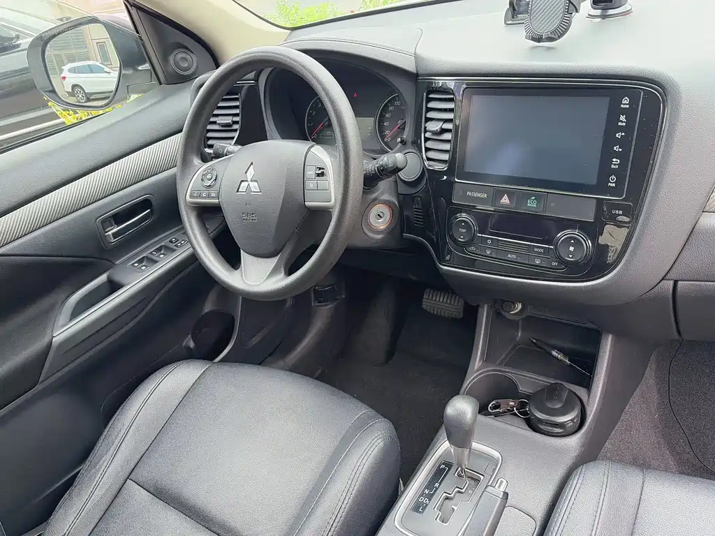 Mitsubishi Outlander 2017 — фото 11