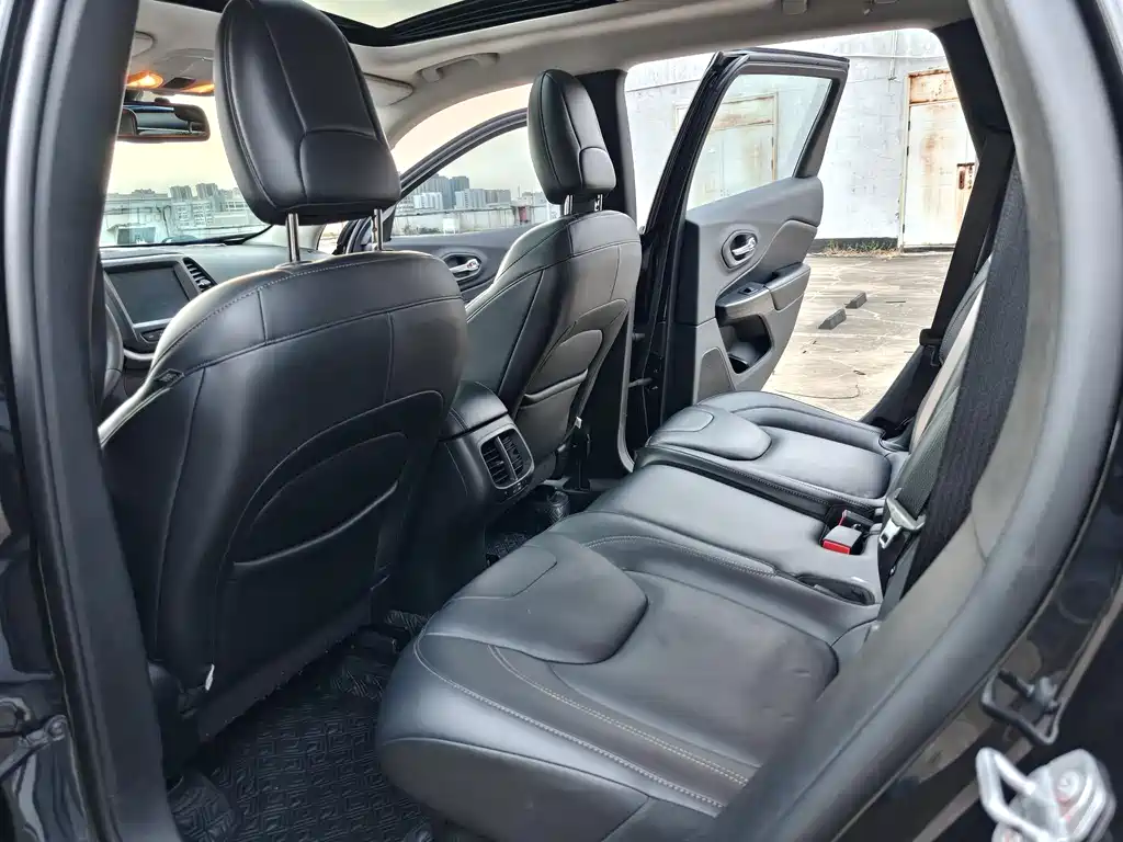 Jeep Cherokee 2016 — фото 11
