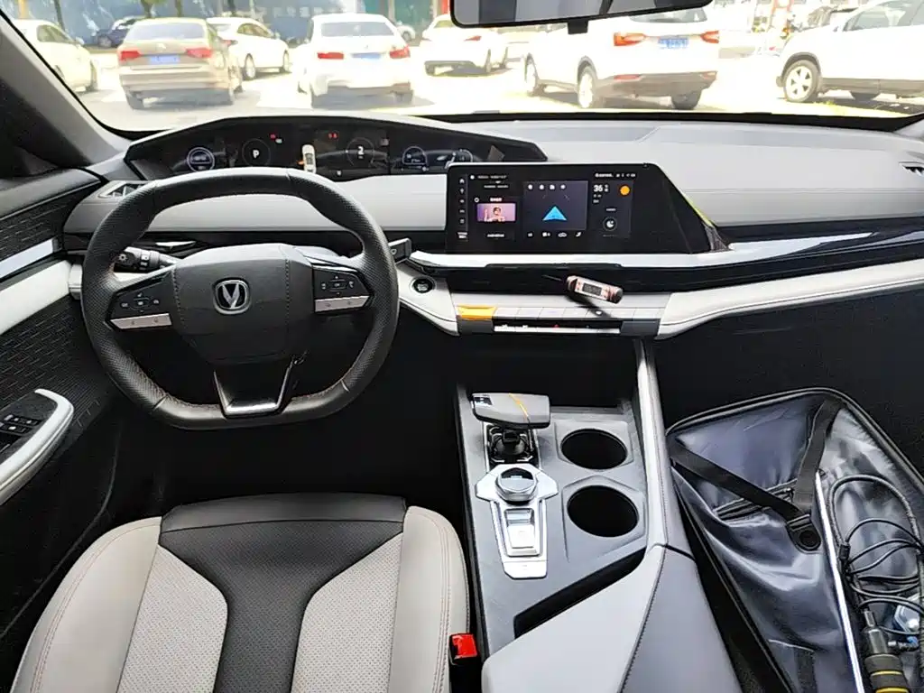 Changan UNI-V Smart Electric Idd 2025 — фото 10