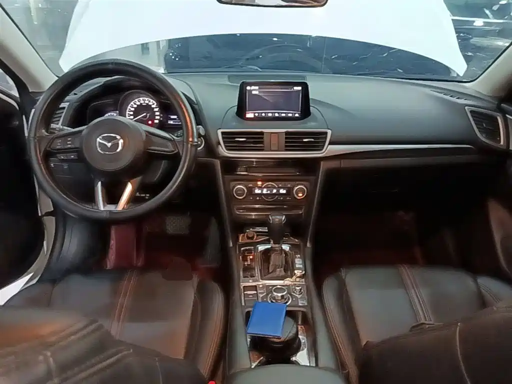 Mazda 3 Axela 2018 — фото 10