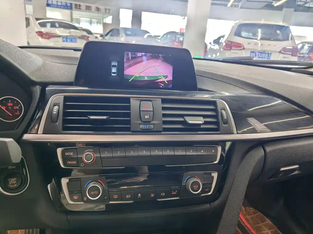 BMW 3 Series 2018 — фото 12