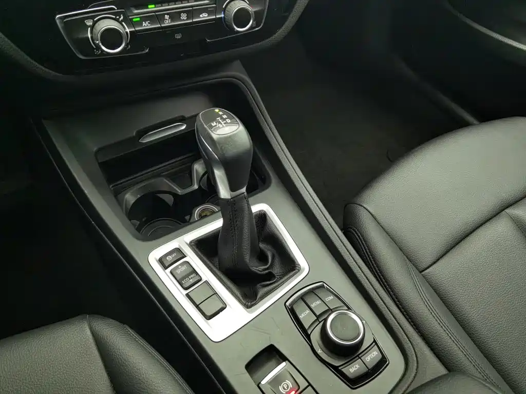 BMW 1 Series 2019 — фото 13