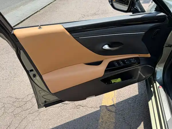 Lexus ES 2023