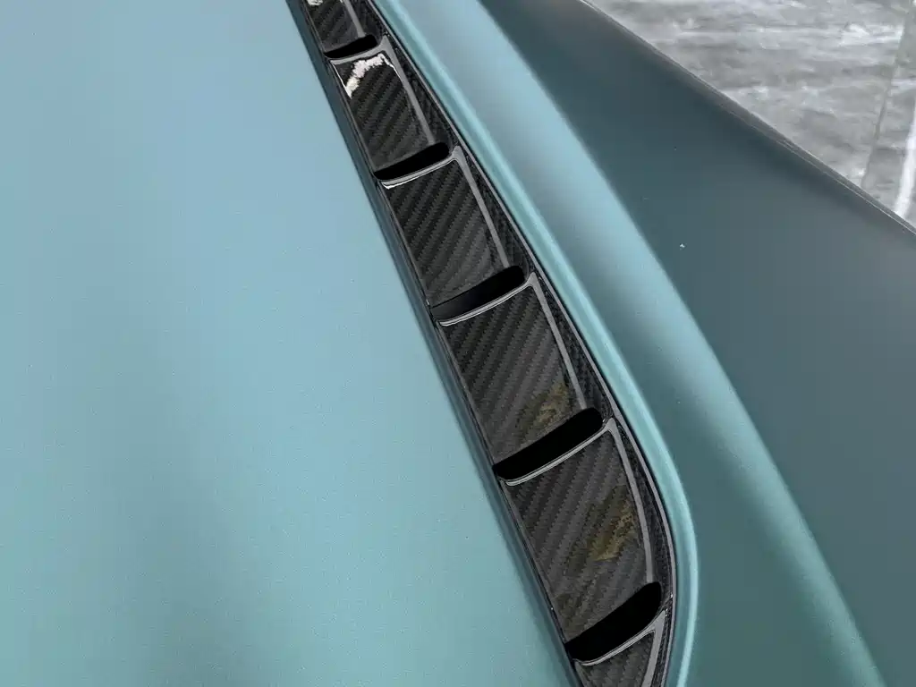 Aston Martin V8 Vantage 2022 — фото 12