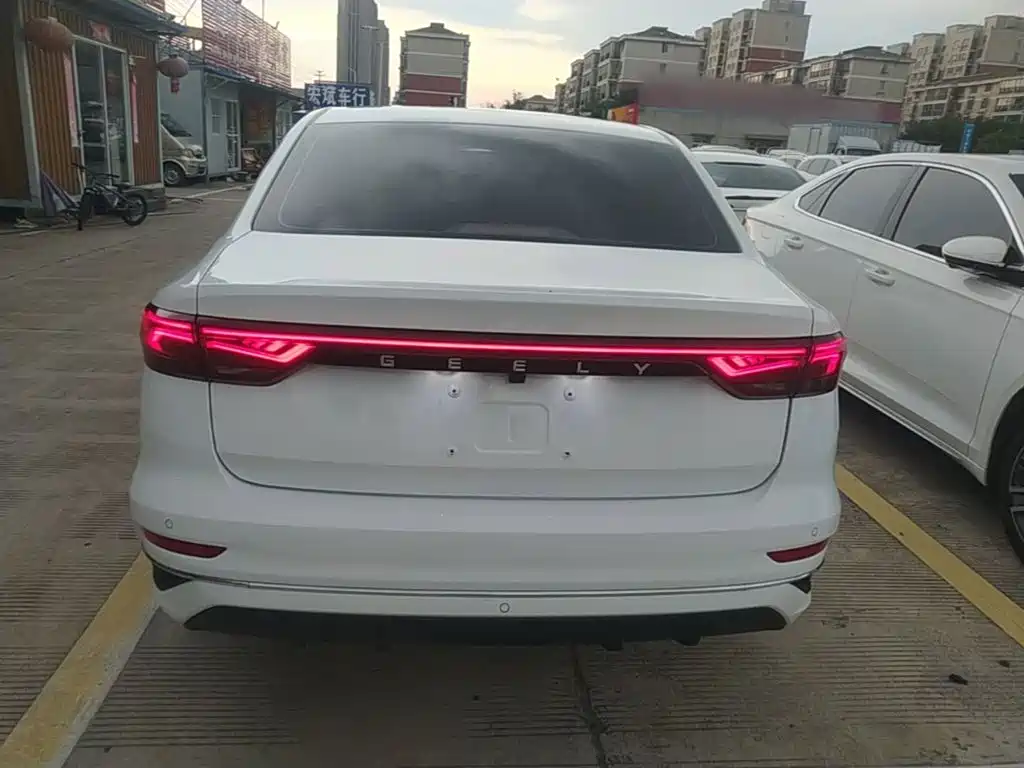 Geely Emgrand 2022