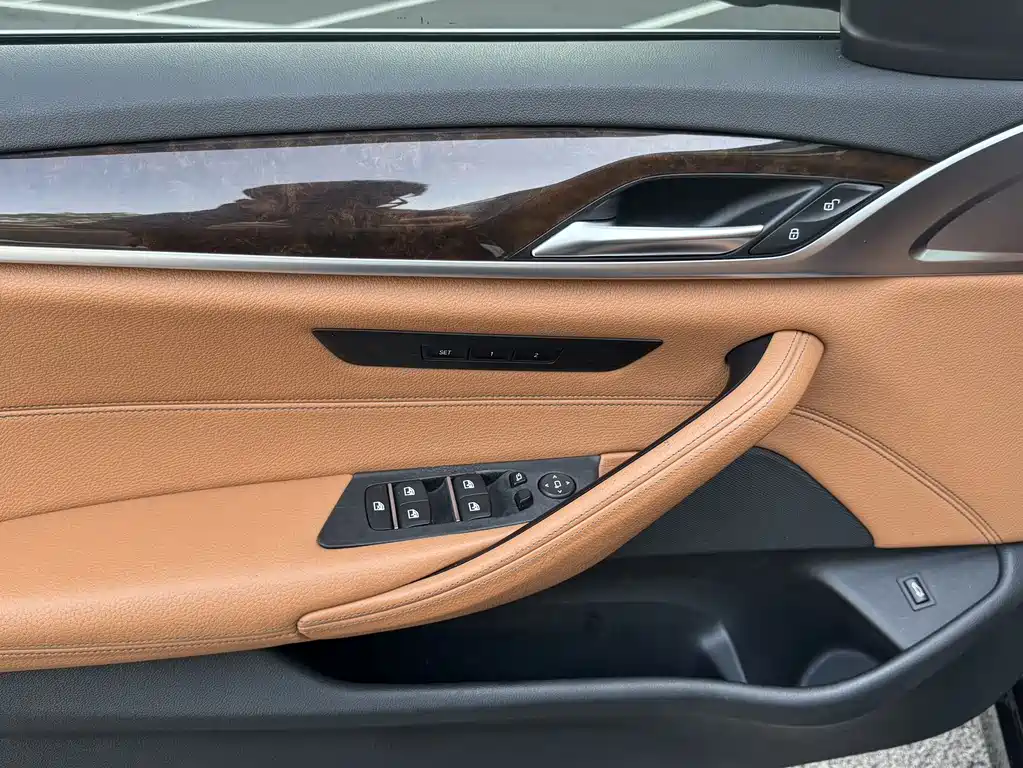 BMW 5 Series 2018 — фото 14