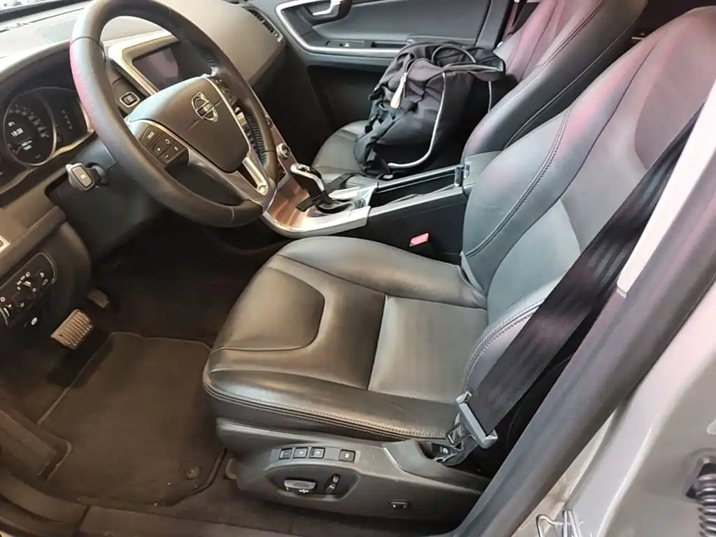 Volvo XC60 2017 — фото 15