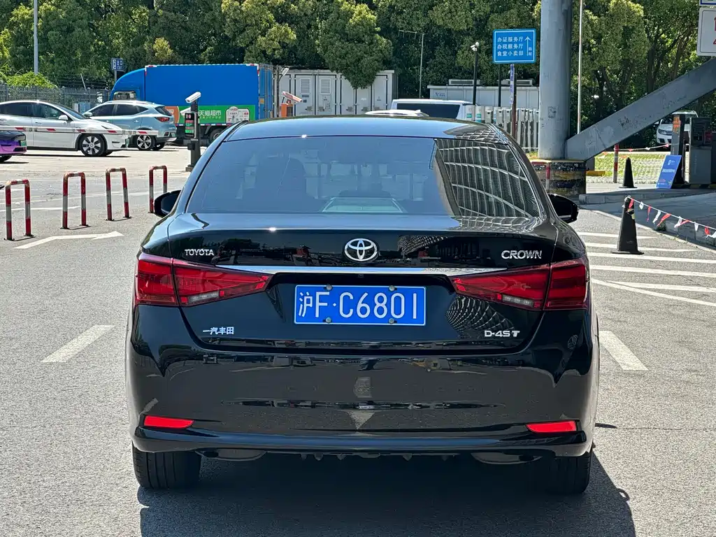 Toyota Crown 2017 — фото 11