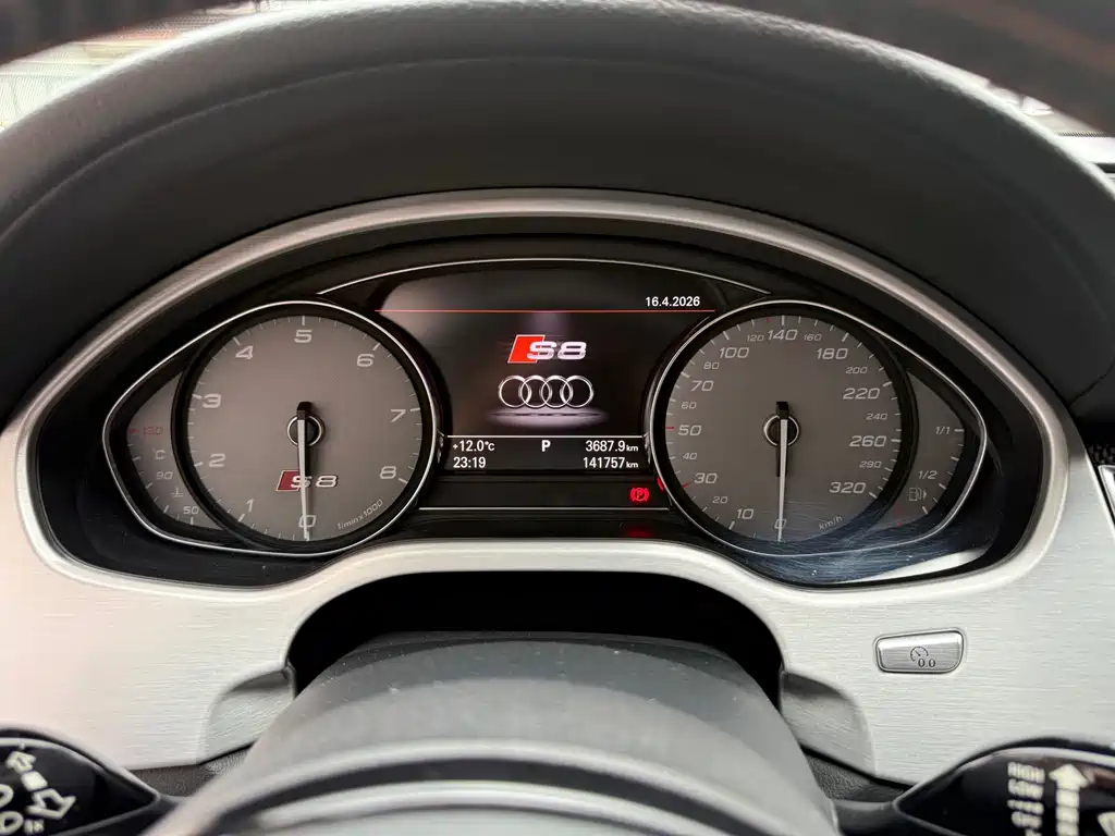 Audi S8 2013 — фото 13