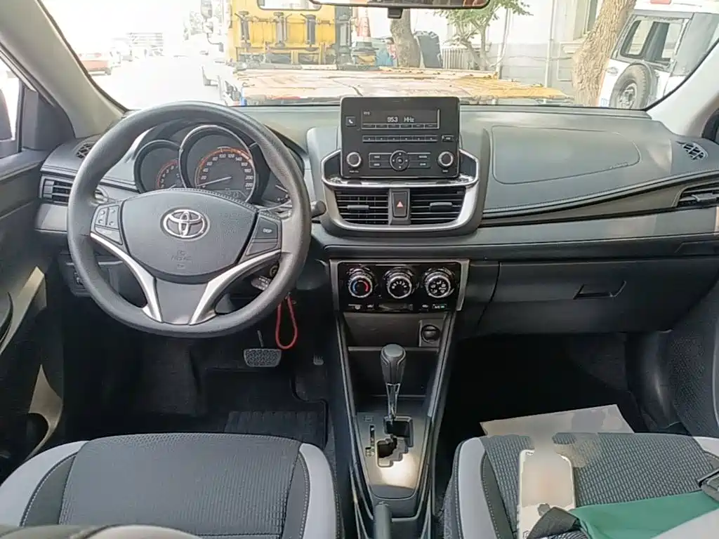 Toyota Yaris L 2022 — фото 10