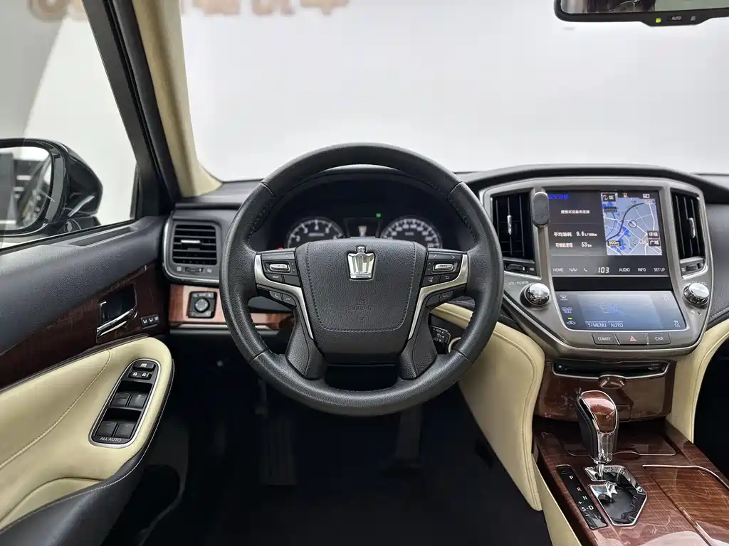 Toyota Crown 2017 — фото 9