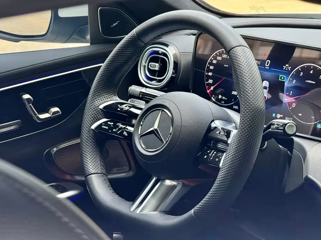 Mercedes-Benz C-Class 2023 — фото 13