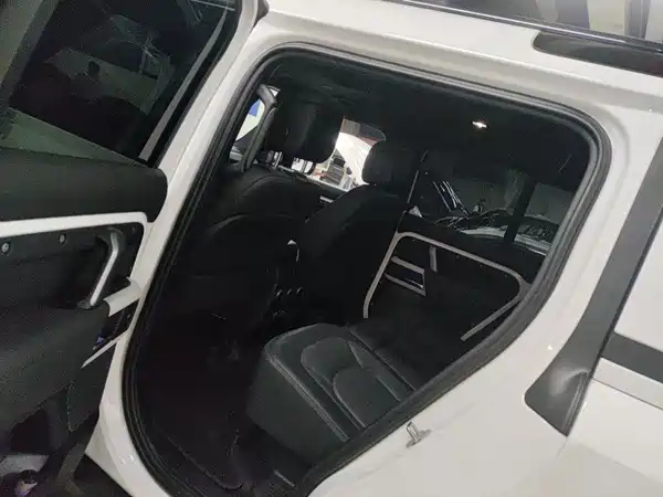 Land Rover Defender 2023
