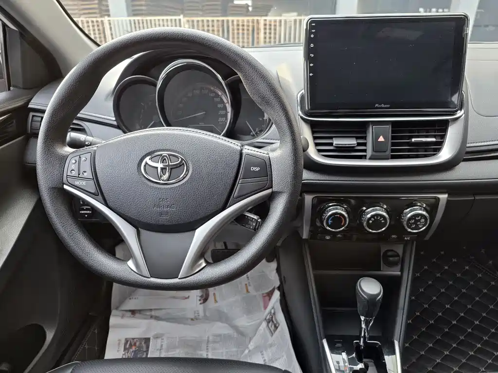 Toyota Yaris L 2023 — фото 12