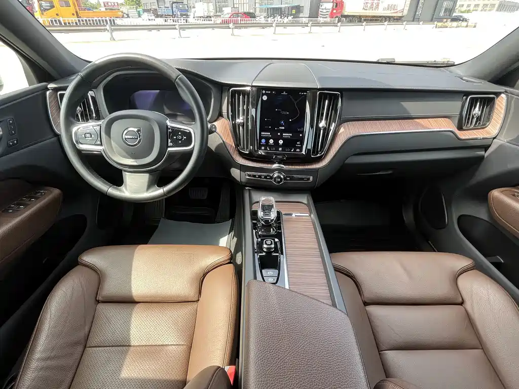 Volvo XC60 Plug-In Hybrid 2021 — фото 27