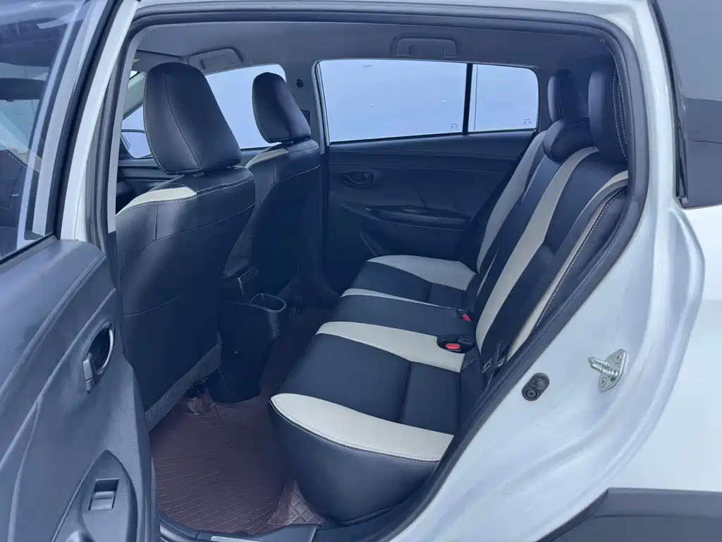 Toyota Yaris L 2022 — фото 13