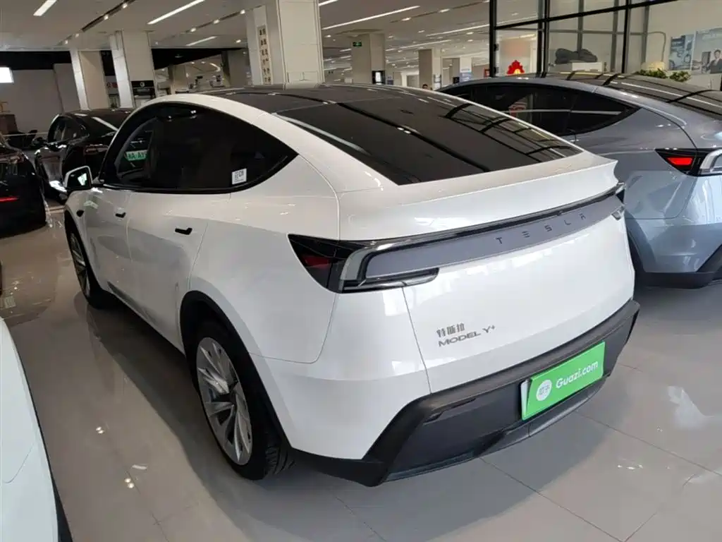 Tesla Model Y 2025 — фото 5