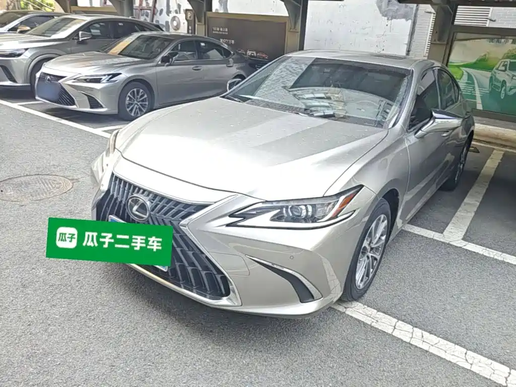 Lexus ES 2023 — фото 1
