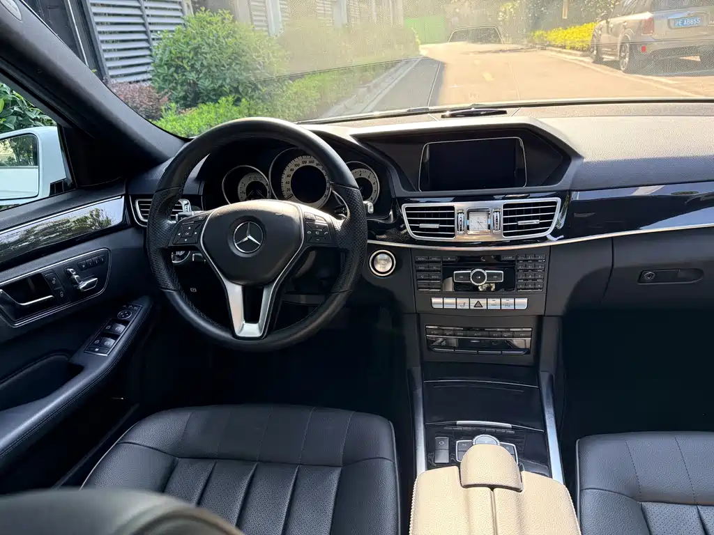 Mercedes-Benz E-Class 2015 — фото 18