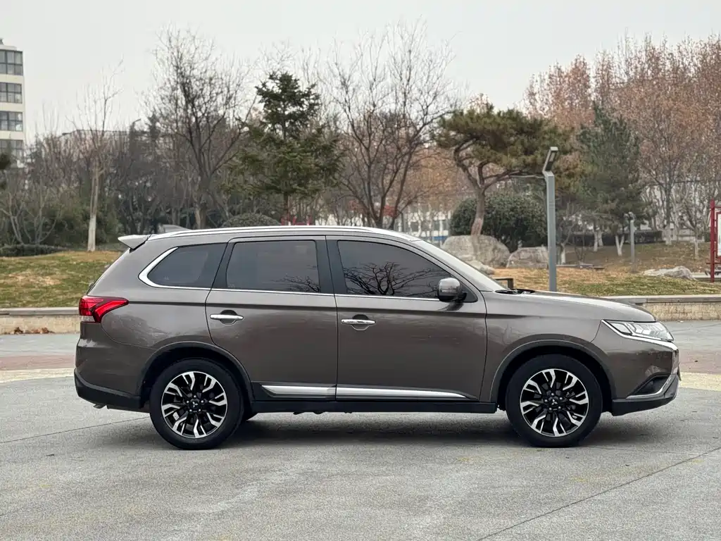 Mitsubishi Outlander 2019 — фото 2