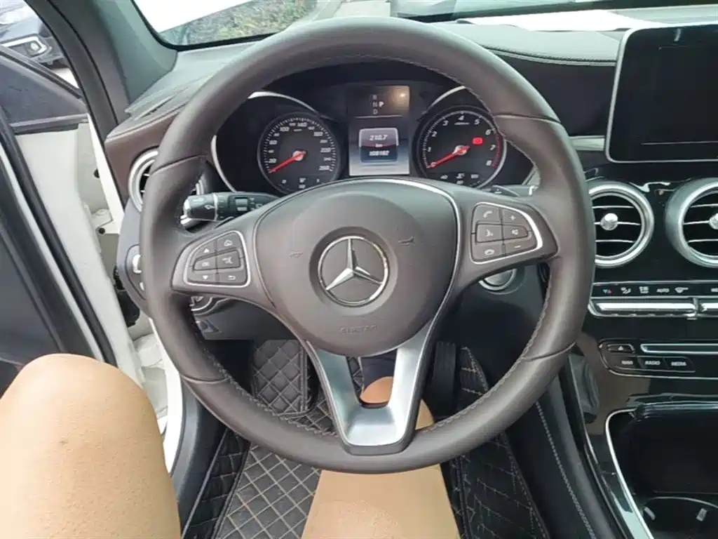 Mercedes-Benz GLC 2018 — фото 11