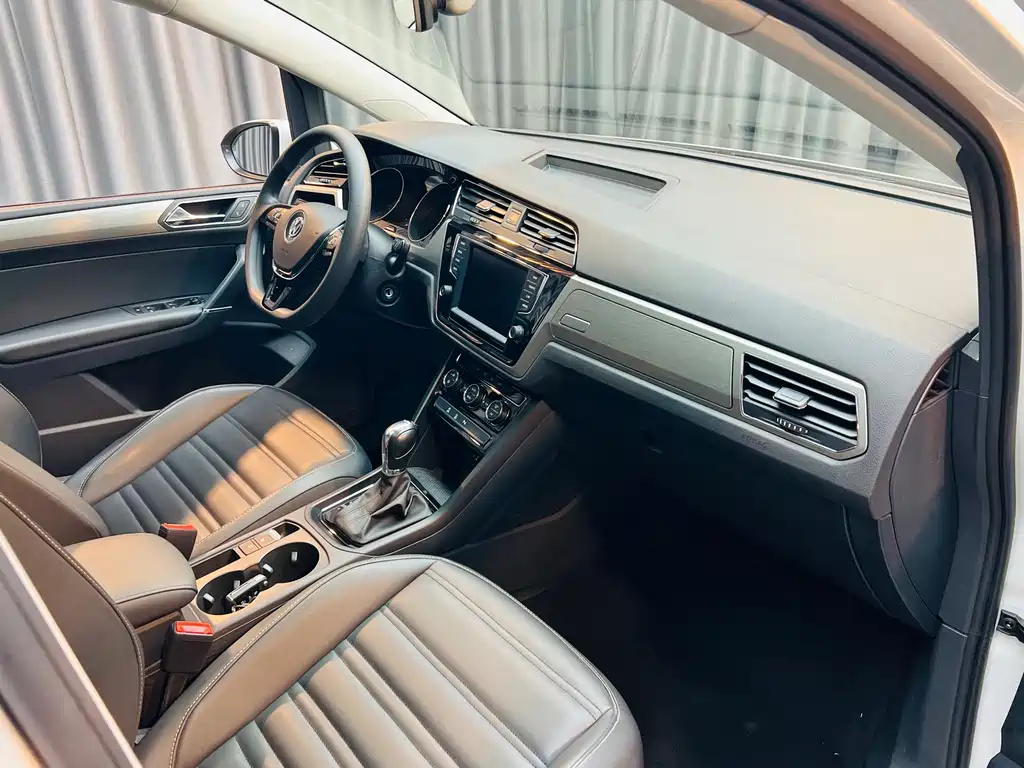 Volkswagen Touran 2018 — фото 11