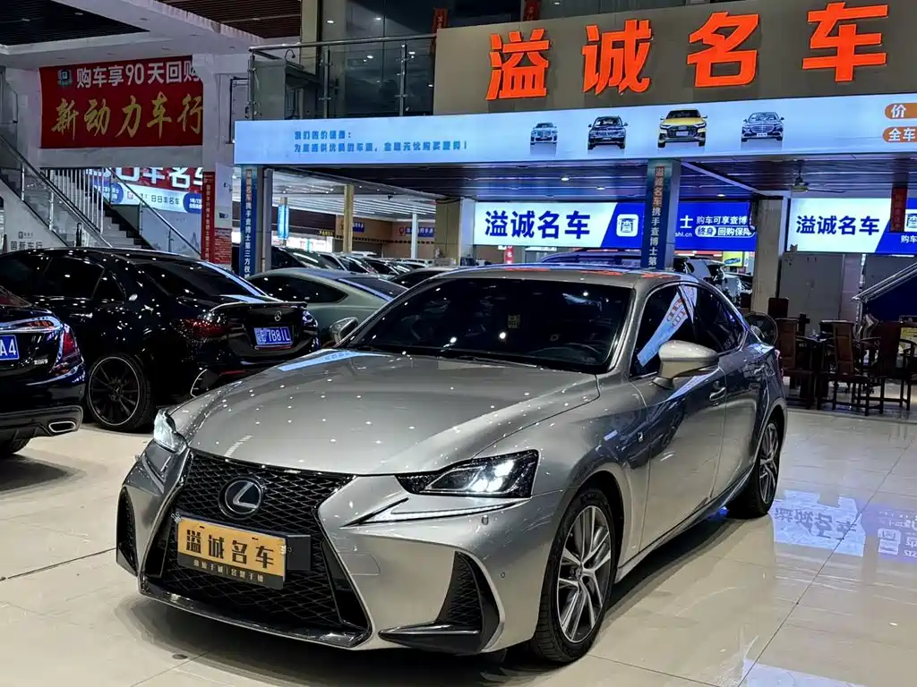 Lexus IS 2018 — фото 1