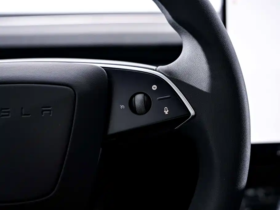 Tesla Model Y 2025 — фото 29