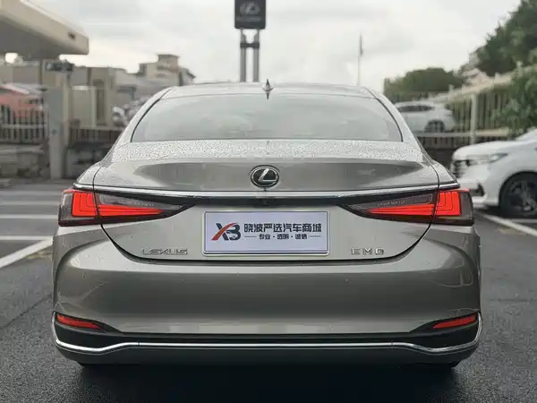 Lexus ES 2022