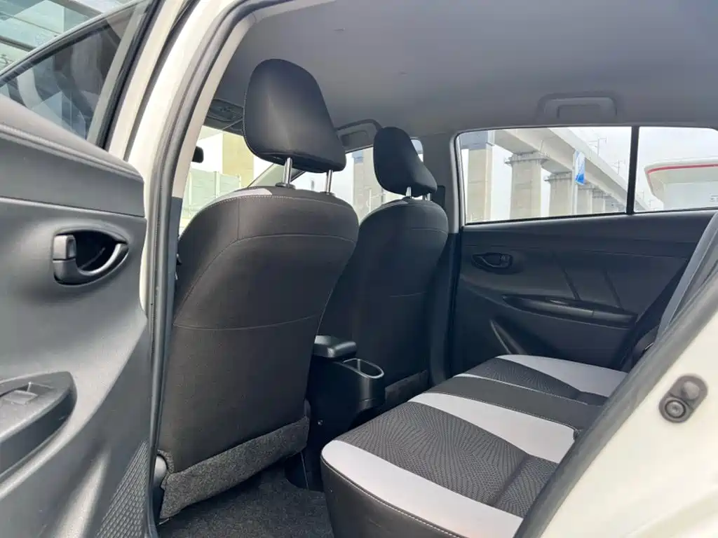Toyota Yaris L 2021 — фото 16