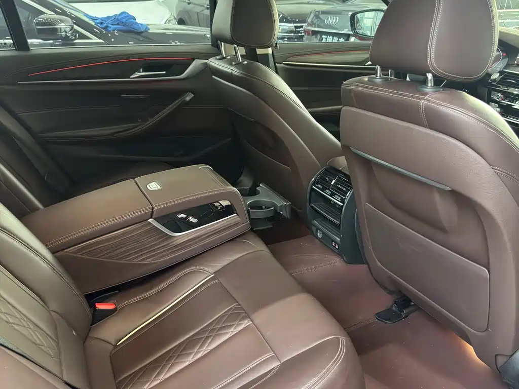BMW 5 Series 2020 — фото 10