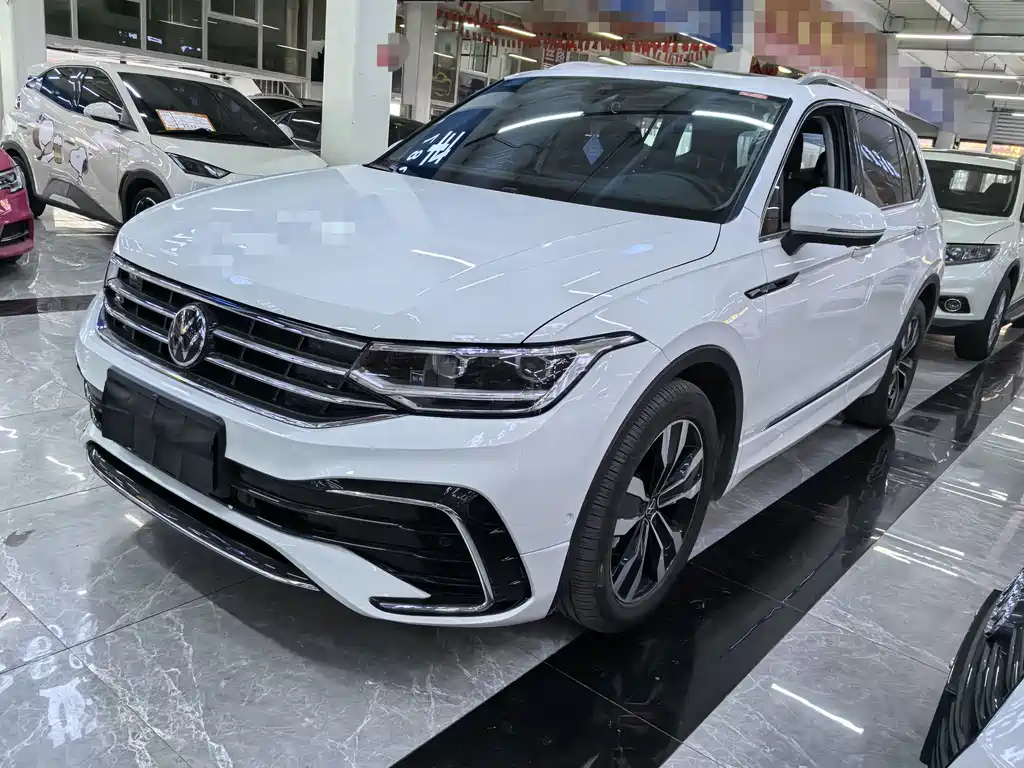 Volkswagen Tiguan L 2022 — фото 1