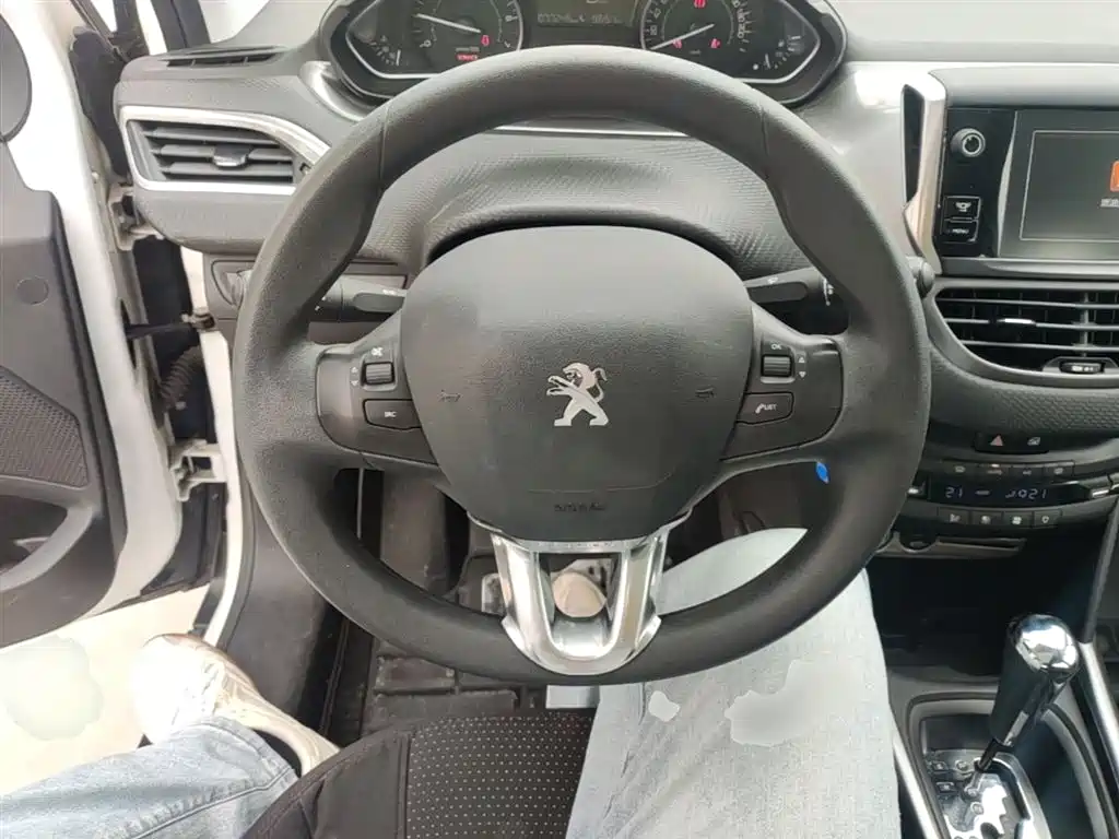 Peugeot 2008 2015 — фото 11