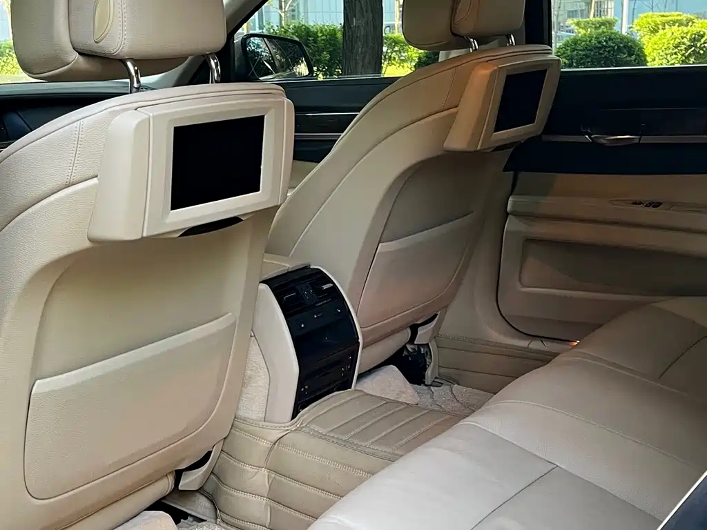 BMW 7 Series 2011 — фото 13