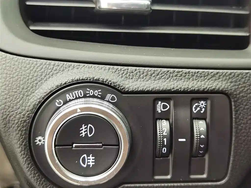 Buick Envision Plus 2017 — фото 21