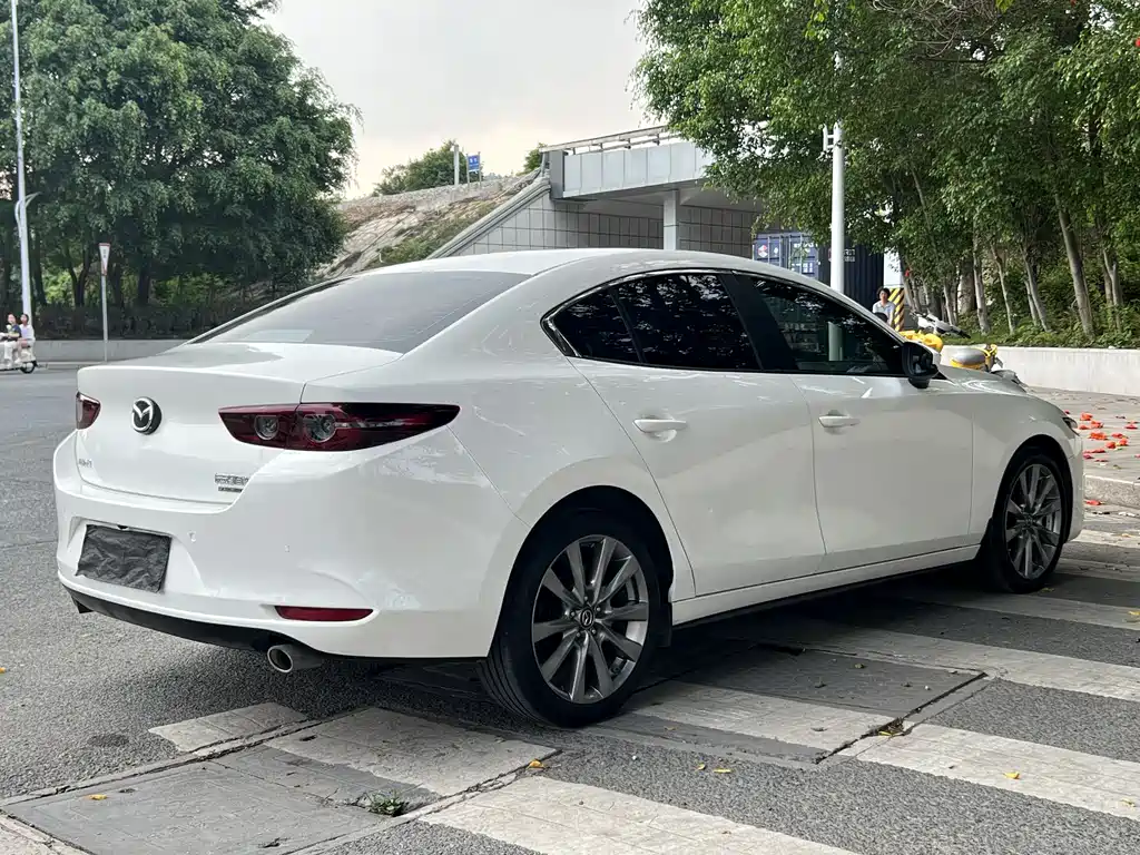 Mazda 3 Axela 2022 — фото 4