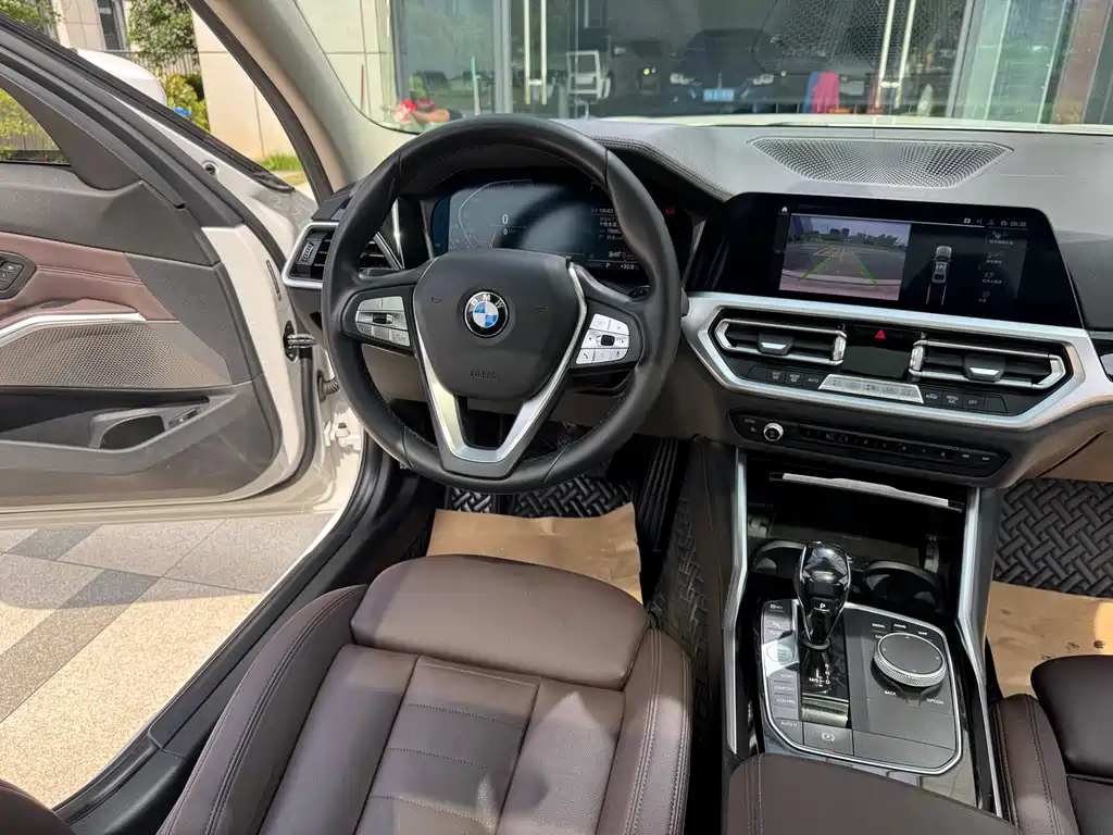 BMW 3 Series 2019 — фото 12