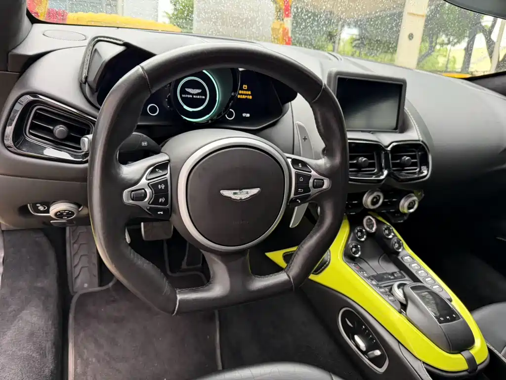 Aston Martin V8 Vantage 2018 — фото 12