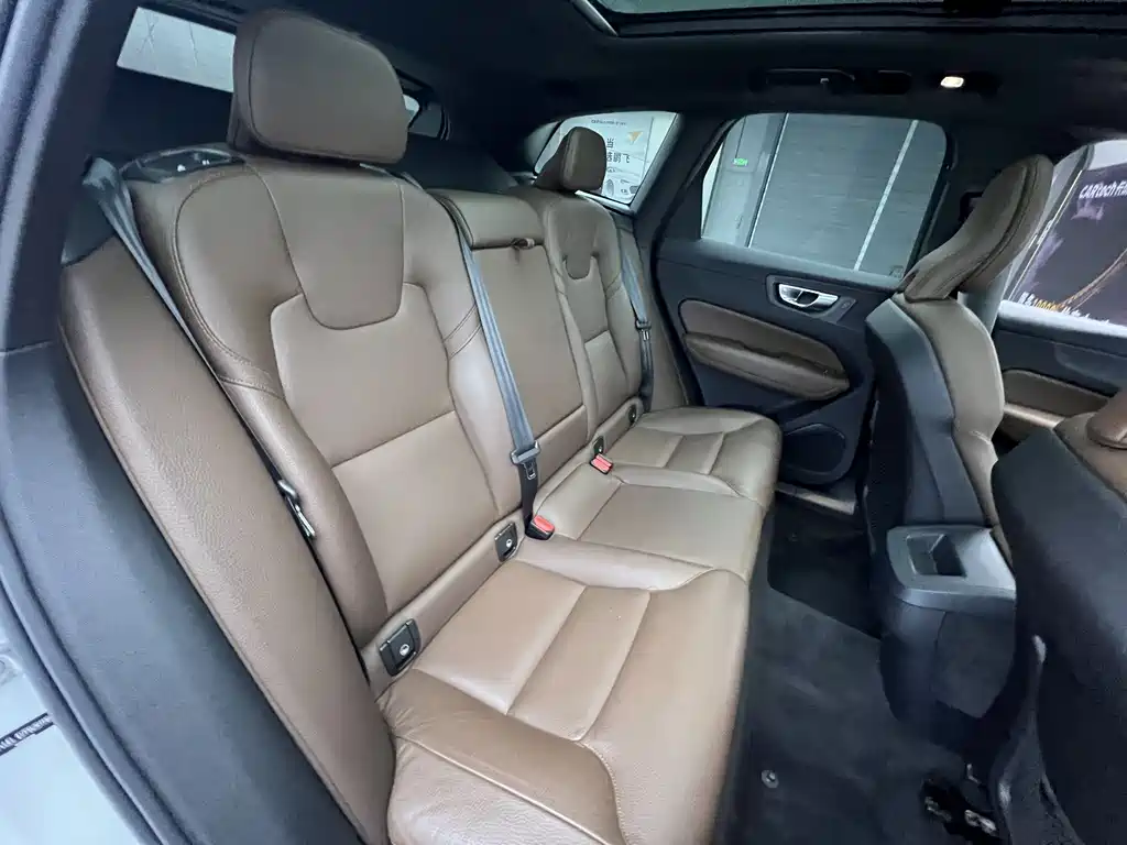 Volvo XC60 2022 — фото 17