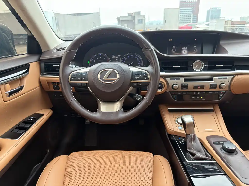 Lexus ES 2016 — фото 13
